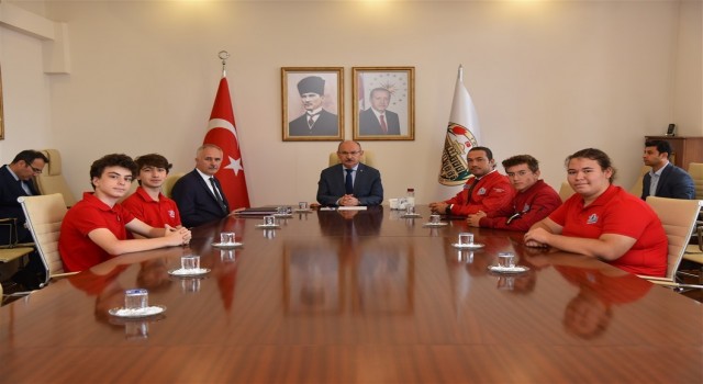 Teknofest Samsun finalinden dereceyle dönen öğrenciler Vali Karadenizi ziyaret etti