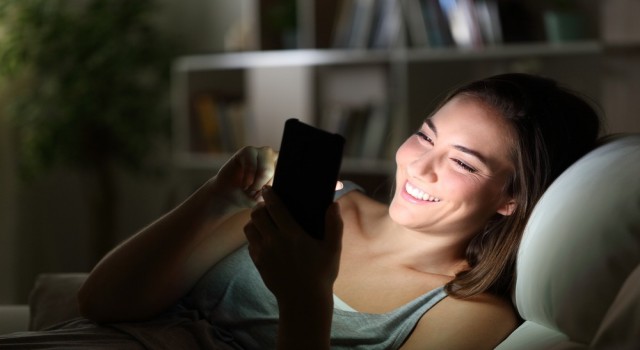 Telefon, bilgisayar ve spotlar güneş kadar zararlı