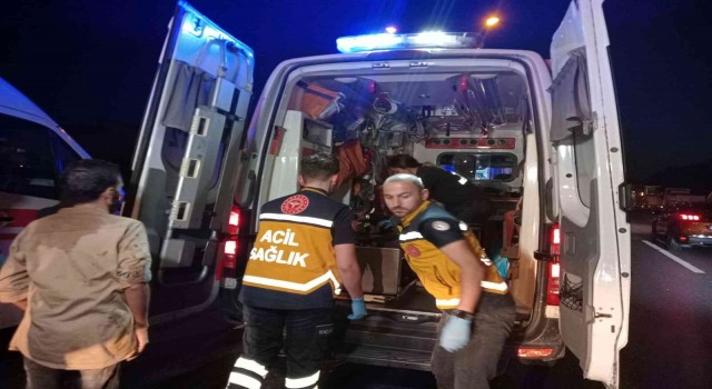 TEM Otoyolunda kontrolden çıkan otomobil önce otomobile sonra hafriyat kamyonuna çarptı: 4 yaralı