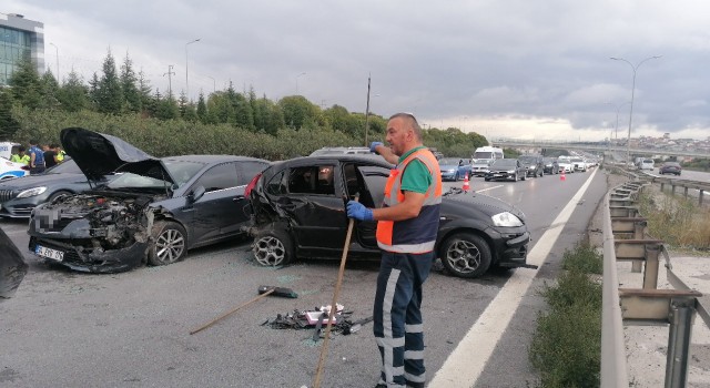 TEMde 4 araçlı zincirleme kaza: 3 yaralı