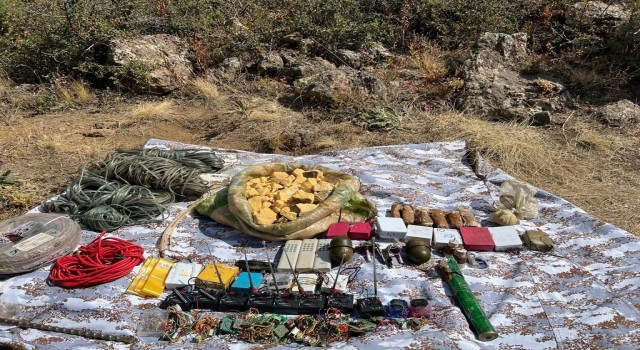 Tendürek Dağında el bombası ve patlayıcı ele geçirildi