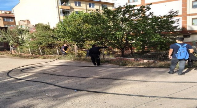 Terk edilmiş evin bahçesinde yangın çıktı