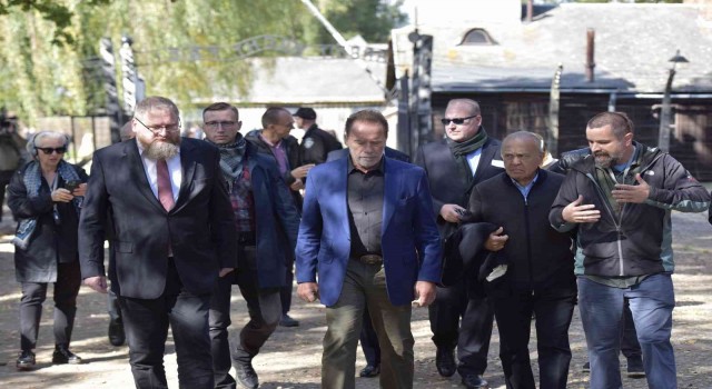 Terminatör filminin yıldızı Schwarzenegger, Auschwitz Nazi kampını ziyaret etti