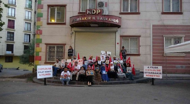 Terör örgütü PKKya başkaldıran ailelerin evlat nöbeti dördüncü yılında