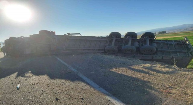 TIR devrildi: 1 yaralı