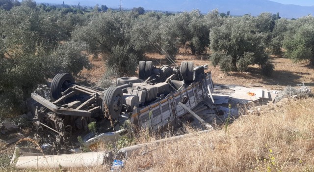 Tirede kamyon şarampole devrildi; sürücü ağır yaralandı