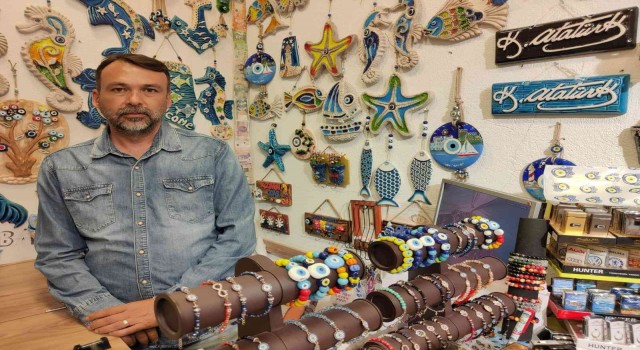 Tırnakçı turistler Kuşadasında esnafı dolandırdı