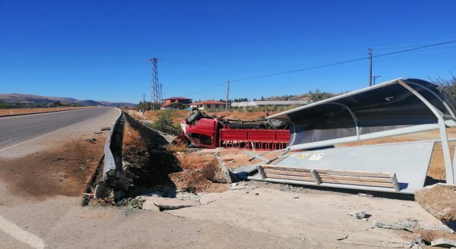 Tokatta durağa çarpan kamyonet devrildi: 4 yaralı