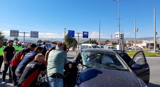 Tokatta iki araç kavşakta çarpıştı: 3 yaralı