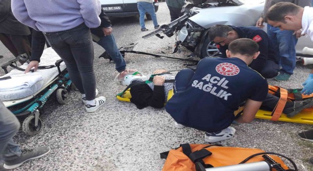 Tokatta iki otomobilin çarpıştığı kazada 4 kişi yaralandı