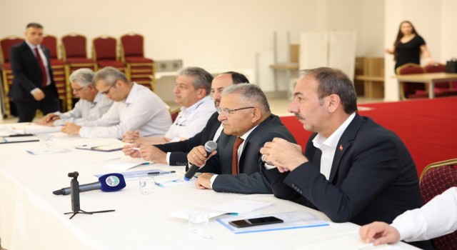 Tomarzada muhtarlarla buluşan Büyükkılıç: Hizmetten hizmete koşuyoruz