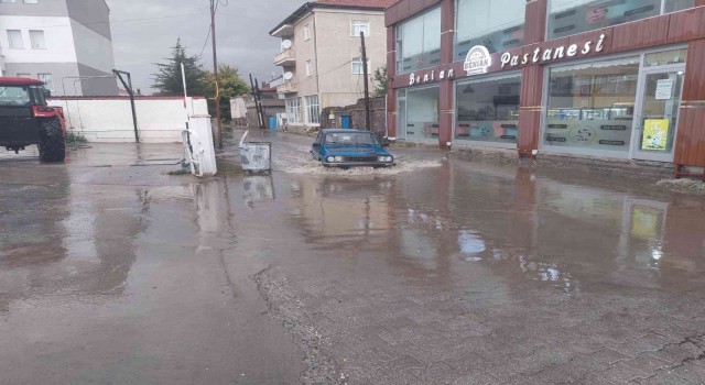 Tomarzada yağmur sonrası yollar göle döndü