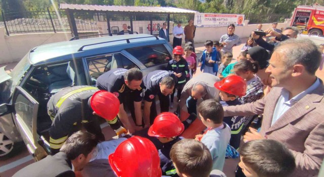Tortumda yaya geçidi kırmızıya boyandı, kaza tatbikatı yapıldı