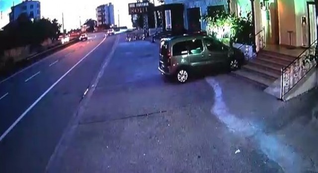 Trabzonda 4 kişilik ailenin yok olduğu trafik kazası güvenlik kameralarına yansıdı
