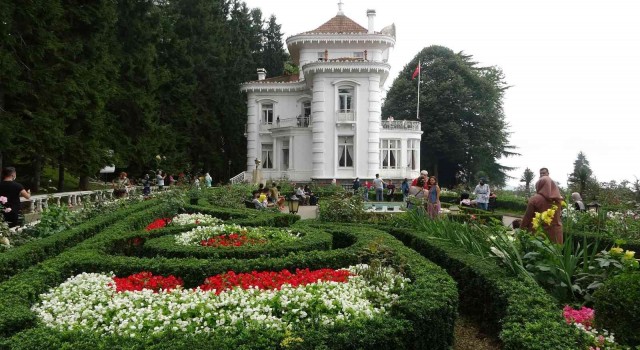Trabzonda turizm merkezlerine ziyaretçi akını