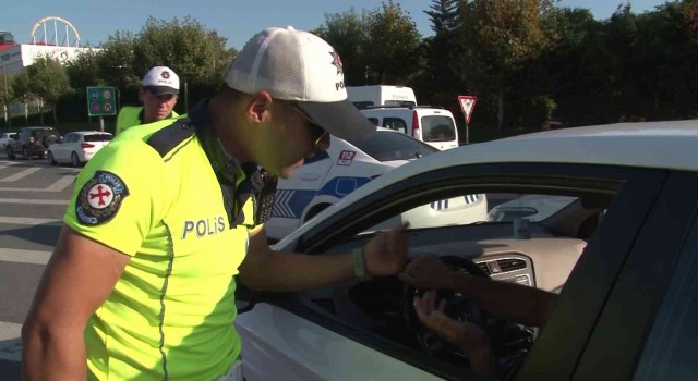 Trafik kuralını ihlal etti, yetmedi aracını muhabirin üzerine sürdü