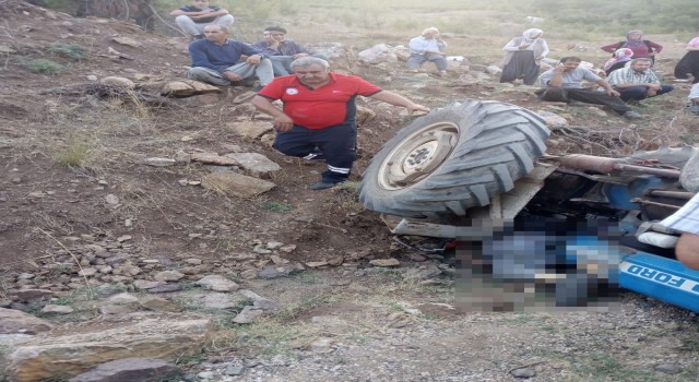 Traktörün altında kalan vatandaş, hayatını kaybetti