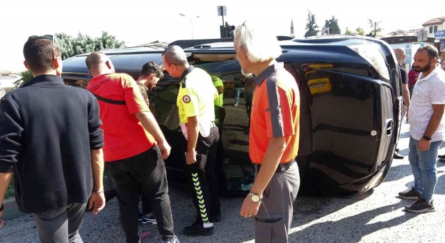 Tur minibüsü hasta nakil minibüsüne arkadan çarptı; şoför yan yatan minibüsten kendi çıktı