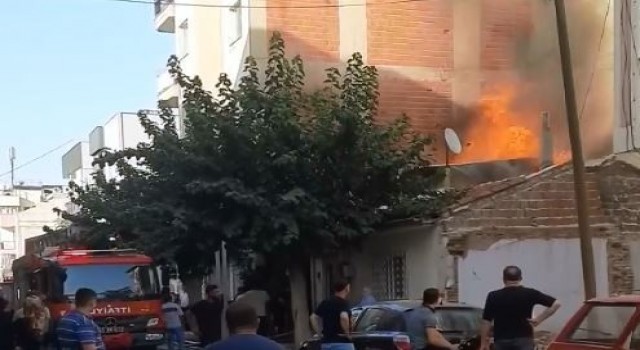 Turgutluda müstakil ev alevlere teslim oldu