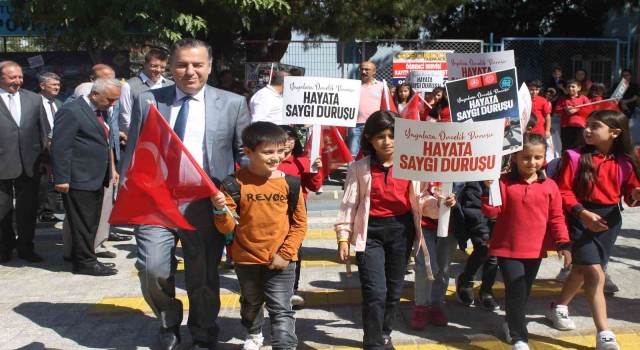 Turgutluda yaya geçidi orta çizgileri kırmızıya boyandı