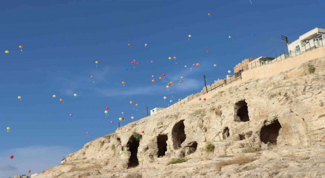 Türk ve mülteci çocuklar barış için gökyüzüne balon bıraktı