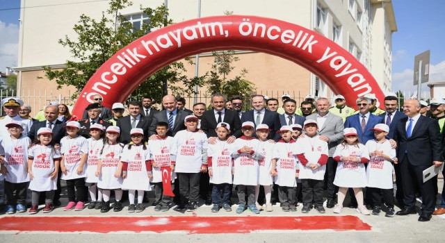Türkiye genelinde “Yayalara Öncelik Duruşu, Hayata Saygı Duruşu” kampanyasıyla trafikte yaya önceliğine dikkat çekildi
