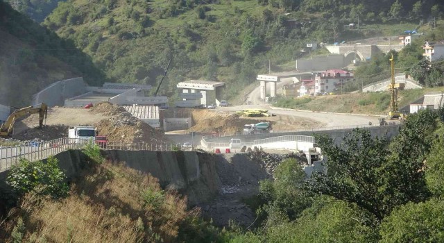 Türkiyenin en maliyetli şehir içi yolunun yapımı sürüyor