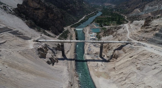 Türkiyenin en yüksek barajından etkilenen köy yolları yeniden yapılıyor