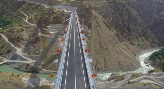 Türkiyenin en yüksek köprüsünden yaklaşık 1.5 milyon araç geçti