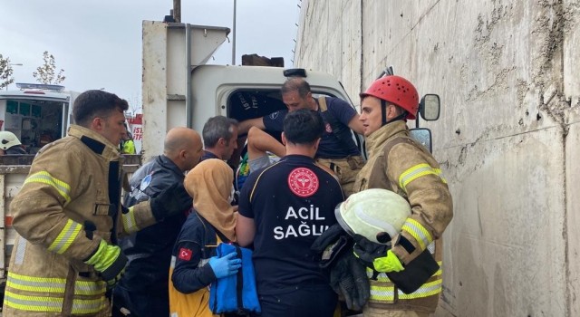 Tuzlada refüjü aşan kamyonet karşı şeritten gelen minibüse çarptı: 2 yaralı