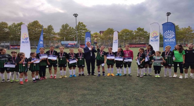 U-13 Kız Futbol Turnuvasının Kocaeli Kadın Futbolu şampiyon oldu