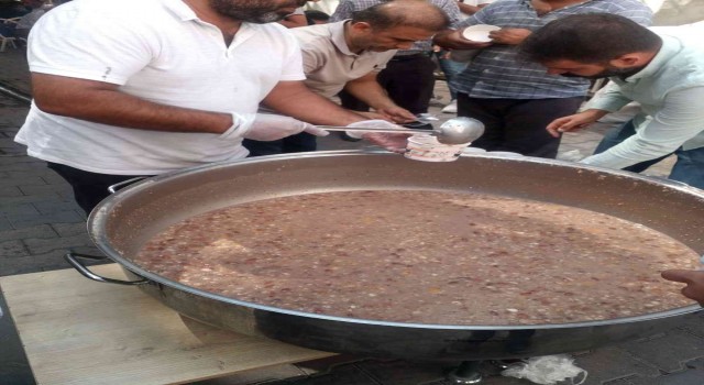 Üç bin kişiye aşure dağıtıldı