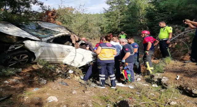Uçurumdan yuvarlanan otomobilde 1i ağır 3 kişi yaralandı