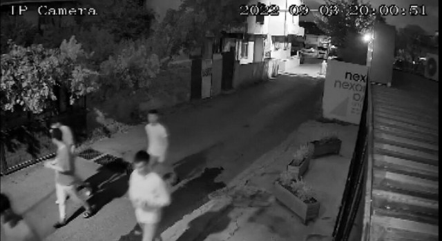 Ümraniyede bekçiye yakalanan hırsızlar kaçarken güvenlik kamerasını kırdı