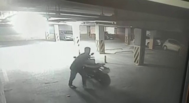 Ümraniyede doktorun 600 bin TLlik motosikletini çalan hırsız güvenlik kamerasında