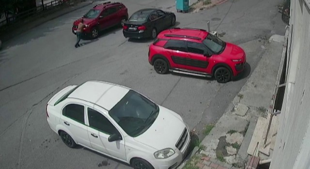 Ümraniyede el freni çekilmeyen cip yolda kaydı, vatandaş iterek durdurmaya çalıştı