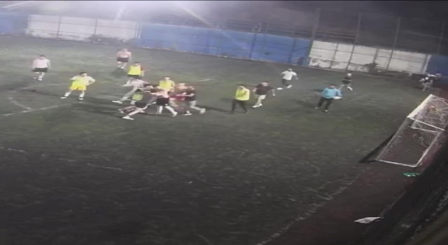 Ümraniyede halı sahada iki grubun tekmeli yumruklu kavgası kamerada