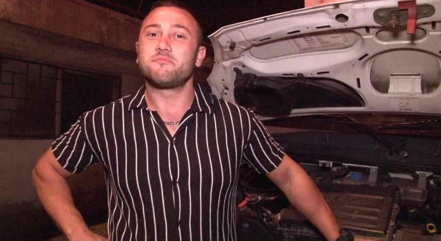 Ümraniyede komedi filmlerini aratmayacak olay: Kamyonet motoruna tavuk sıkıştı