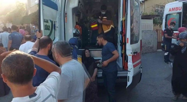 Ümraniyede yangın çıkan evdeki yaşlı kadın, torununu ve köpeğini komşular kurtardı