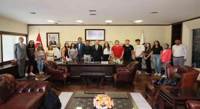 Üniversiteyi kazanan gençler, Başkan Zolanla buluştu