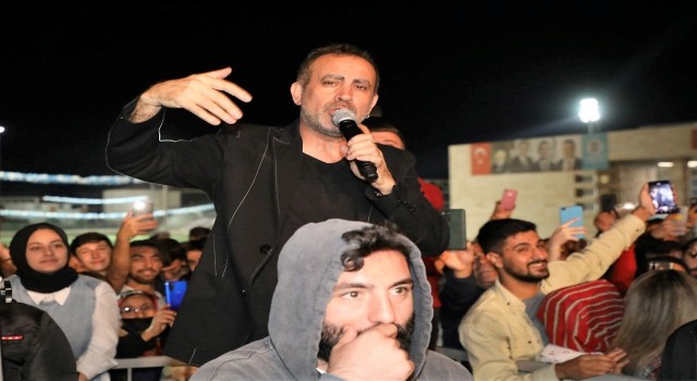 Ünlü sanatçı seyircilerin arasına dalınca herkes şaşkına döndü