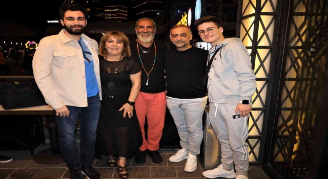 Ünlü şarkıcı Mengüç: ‘Milletin ağzına sakız olacağız