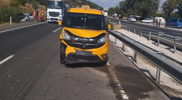 Uşakta 2 aracın karıştığı kazada 4 kişi yaralandı