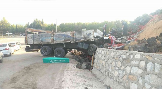 Uşakta kamyon duvara çarptı: 1 ölü