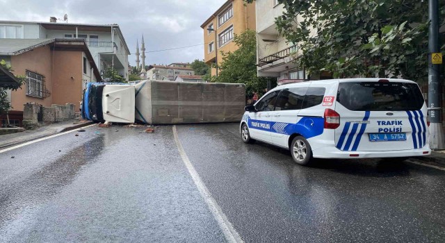 Üsküdarda doğalgaz kutusuna çarpan kamyonet yan yattı
