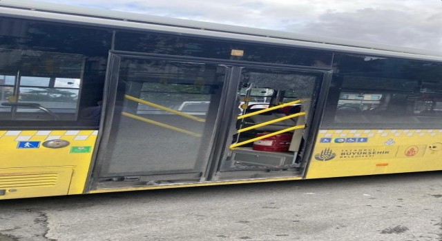 Üsküdarda İETT otobüsleri kaza yaptı: Yolcular durakta kaldı
