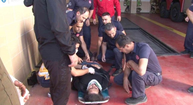 Üsküdarda yolun karşısına geçen kadına cip çarptı, itfaiye ekipleri yardıma koştu