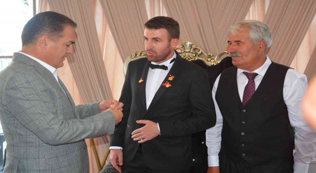 Vali Akbıyık, Çetin ailesinin düğün törenine katıldı
