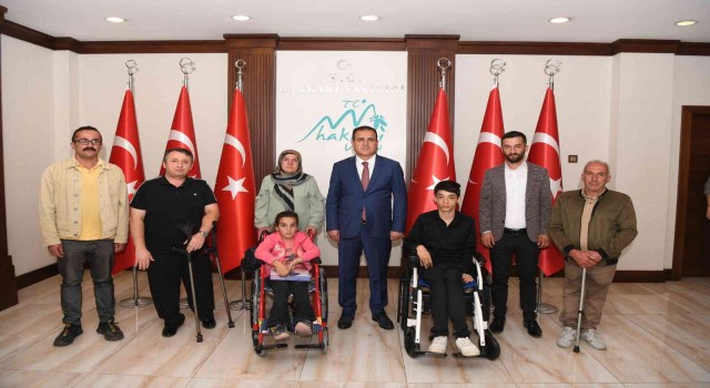 Vali Akbıyık ten engellilere tekerlekli sandalye desteği