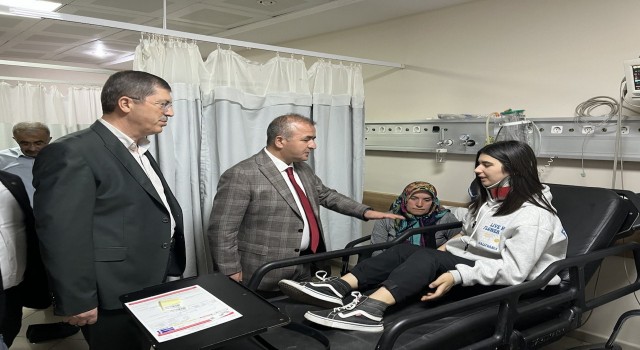 Vali Hatipoğlu, yaralanan öğrencileri hastanede ziyaret etti